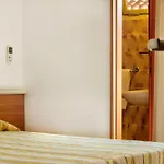Happy Hotel *