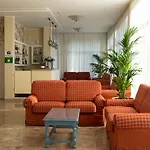 Happy Hotel *